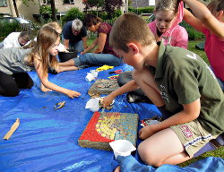Mozaiektegels maken met de kinderen in De
                          Voortuin Bennekom juni 2015